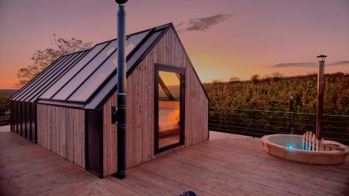 Cette petite maison en bois dispose d'une baignoire sur la terrasse. dans l'établissement CAMPY ECO HOUSE • EGER, à Ostoros