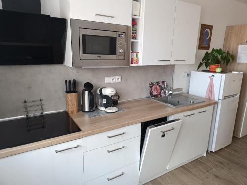 Una cocina o kitchenette en Apartmány Svítkov 79