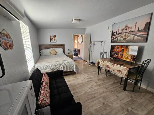 una camera con letto, divano e tavolo di Sun Guest House Pahrump a Pahrump