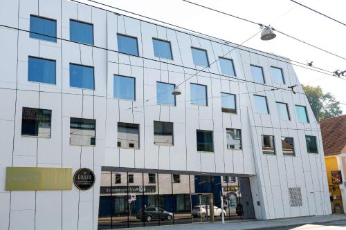 un edificio blanco con ventanas azules en una calle en Best Western Hotel Spinnerei Linz, en Linz