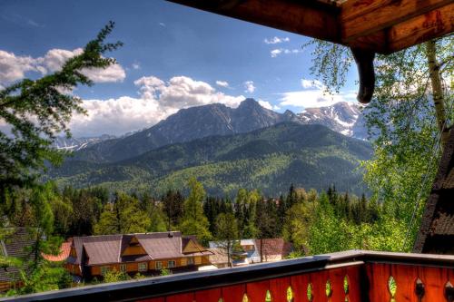 Pemandangan umum gunung atau pemandangan gunung yang diambil dari bed & breakfast