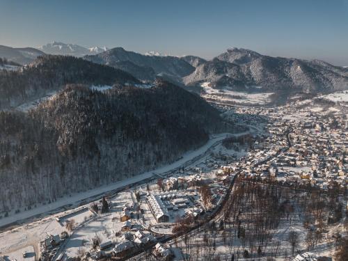 una vista aérea de una ciudad con río y montañas en Willa Tęcza, en Szczawnica