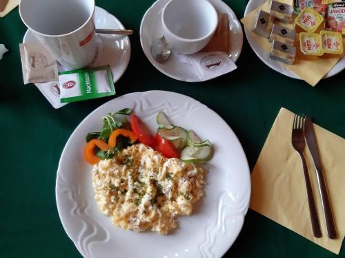 un plato de comida con verduras en una mesa en Rybí Dům, en Kocobedz