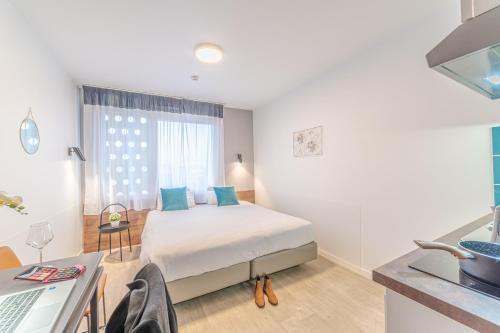 una piccola camera con letto e scrivania di Break & Home Paris Italie Porte de Choisy a Ivry-sur-Seine