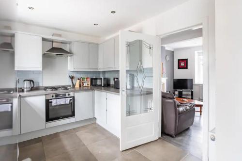 A kitchen or kitchenette at Captivating 2 bedroom home with conservatory