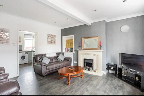 A seating area at Captivating 2 bedroom home with conservatory