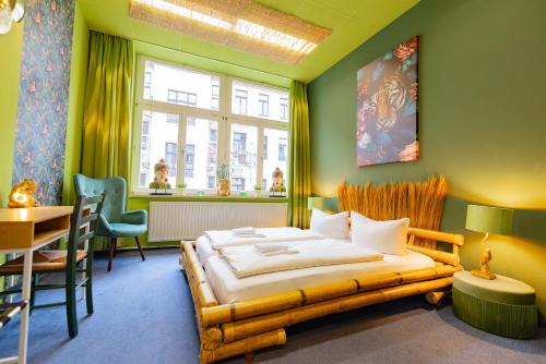 - une chambre avec un lit, une table et des chaises dans l'établissement LaLeLu Hostel Dresden, à Dresde