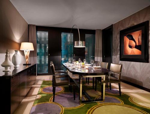 ein Esszimmer mit einem Tisch und Stühlen in der Unterkunft Hyatt Regency Dusseldorf in Düsseldorf