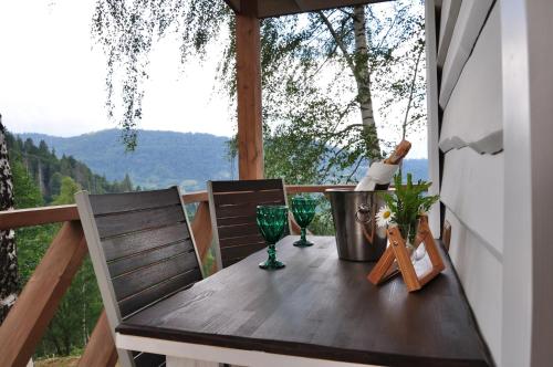 una mesa de madera en un balcón con vistas en Obriyslavsko, en Slavske