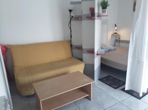 Кът за сядане в Grand studio sur jardin Nantes Beaujoire B