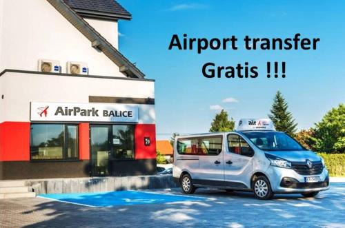 une voiture de transfert aéroport garée devant une station-service dans l'établissement AirPark Balice, à Balice