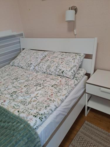 Un pat sau paturi într-o cameră la Lena apartment - Lena two bedroom apartment