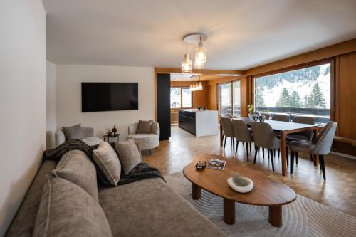 een woonkamer met een bank en een tafel bij Chalet Alberti Davos Platz in Davos