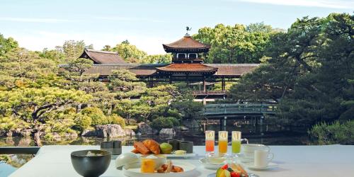 un tavolo con cibo sopra con un edificio sullo sfondo di HOTEL VMG RESORT KYOTO a Kyoto