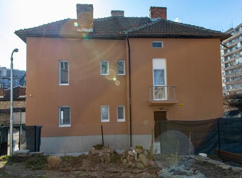 una casa in costruzione con una recinzione intorno di Navial a Gabrovo