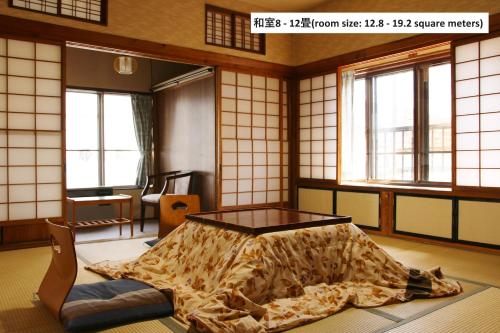 Llit o llits en una habitació de Takasagoya Ryokan