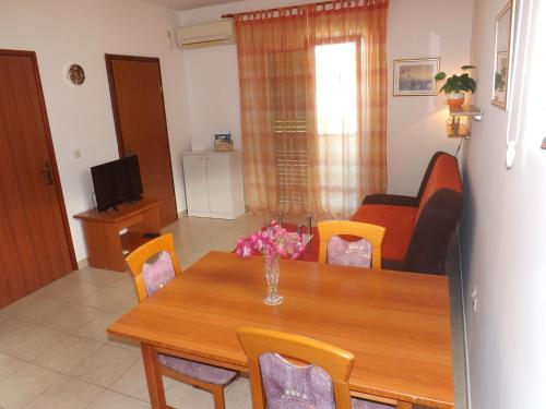 sala de estar con mesa de comedor y sofá en Latmo Apartment Zadar, en Zadar