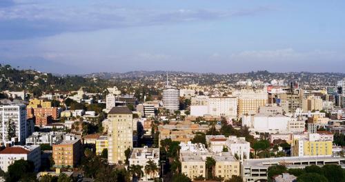 widok na miasto z wieloma wysokimi budynkami w obiekcie Loews Hollywood Hotel w Los Angeles