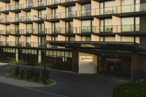 apartamentowiec z znakiem aania przed nim w obiekcie Radisson Resort Kołobrzeg w Kołobrzegu