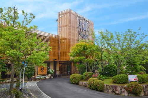 um edifício com uma estrada à sua frente em Arima Onsen Motoyu Ryuusenkaku em Kobe