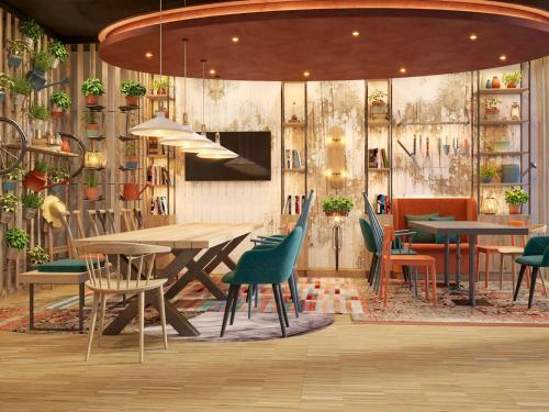 een restaurant met tafels en stoelen in een kamer bij greet Wien City Nord in Wenen