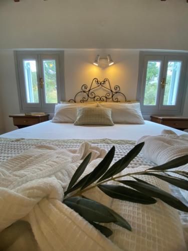 A bed or beds in a room at Calma Cottage