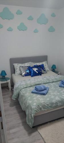 Una cama o camas en una habitación de SAMI APARTMAN