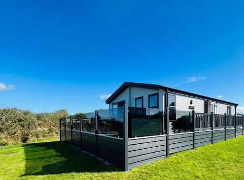 Casa moderna con exterior en blanco y negro en C-Scape Lodge, en Newquay