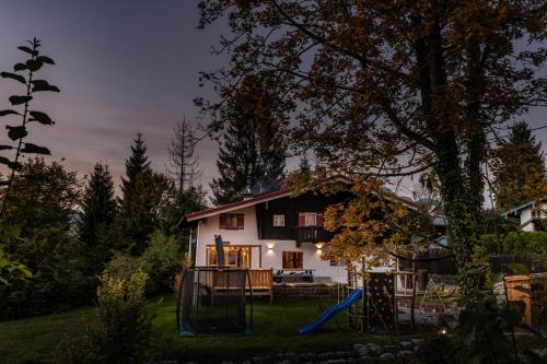 O grădină în afara Beautiful cosy House near Königsee