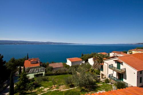 uma vista de uma cidade com um grande corpo de água em Luxury apt w pool 3 balconies terrace & sea view em Omiš