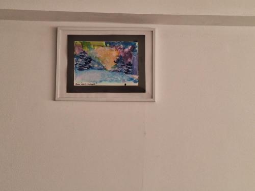 une peinture accrochée à un mur dans une pièce dans l'établissement Casa Giubega, à Buşteni