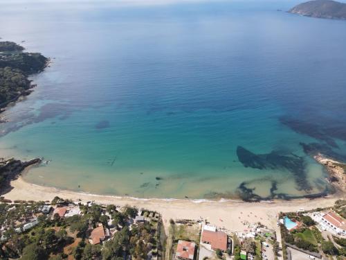 カポリーヴェリにあるLido I Palmiziの海中のサメと海岸の空中風景