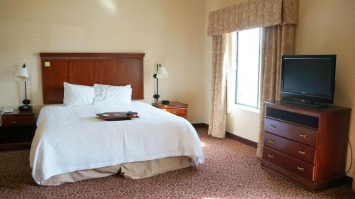 Cama ou camas em um quarto em Hampton Inn & Suites Kingman