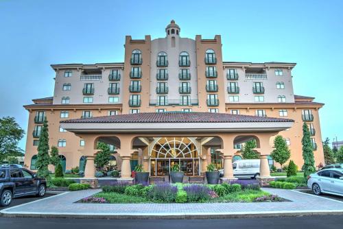 un grande edificio con gazebo in un parcheggio di Embassy Suites by Hilton Indianapolis North a Indianapolis