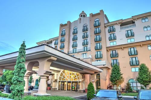 un hotel con auto parcheggiate di fronte di Embassy Suites by Hilton Indianapolis North a Indianapolis