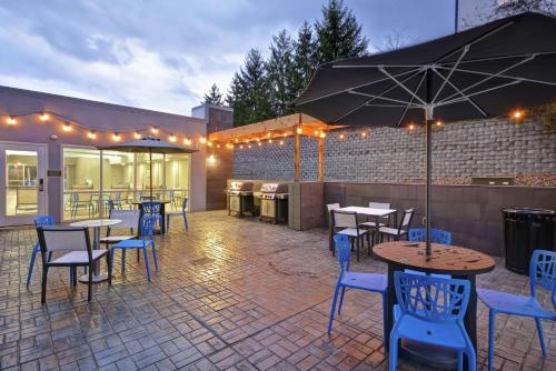 Patio atau area outdoor lain di Home2 Suites By Hilton Grand Rapids North