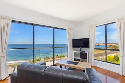 ein Wohnzimmer mit Meerblick in der Unterkunft Clifftop Apartments Portland Vic in Portland