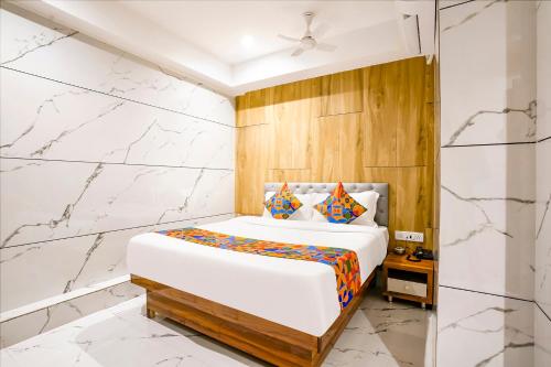 Gulta vai gultas numurā naktsmītnē FabHotel Shubham Inn - Nr Jain Mandir, Bhandup West