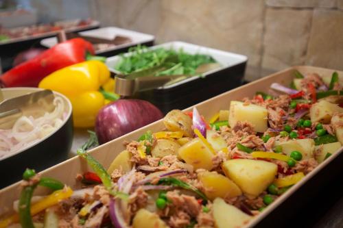 una caja de comida sobre una mesa en Hotel Camel lot, en Pas de la Casa