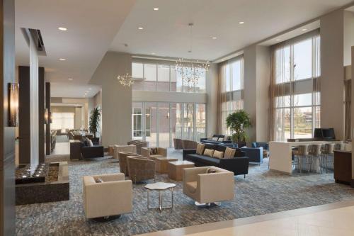 Χώρος καθιστικού στο Embassy Suites by Hilton The Woodlands