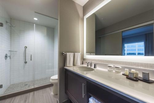 Un baño de Embassy Suites by Hilton The Woodlands