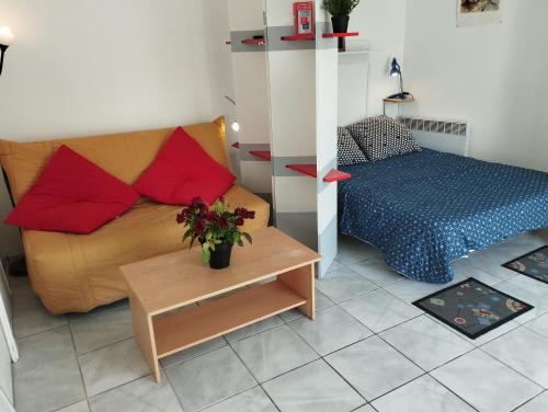 Кът за сядане в Grand studio sur jardin Nantes Beaujoire B