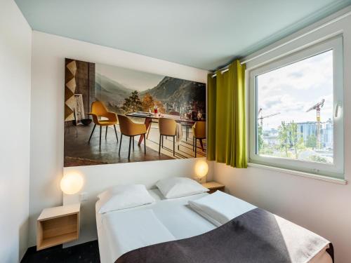 Un pat sau paturi într-o cameră la B&B Hotel Weil am Rhein/Basel