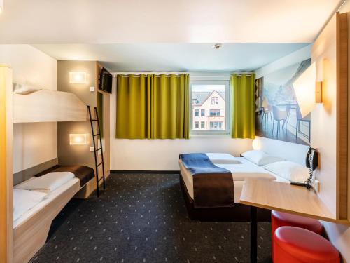 Un pat sau paturi într-o cameră la B&B Hotel Weil am Rhein/Basel