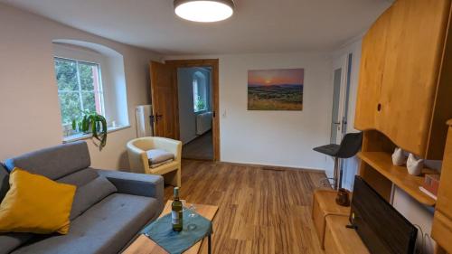 sala de estar con sofá y mesa en Ferienwohnung Angie, en Vogtsburg