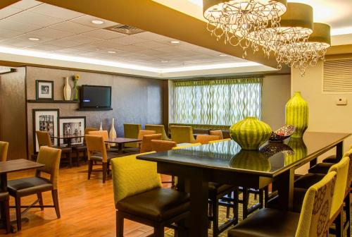 comedor con mesa y sillas en Hampton Inn Frankfort, en Frankfort