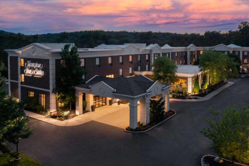 ファーミントンにあるHampton Inn and Suites Hartford/Farmingtonの夕暮れ時のホテルのオーバーヘッドビュー