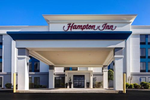 温泉城Hampton Inn & Suites by Hilton in Hot Springs, Arkansas的建筑前方的汉普顿旅馆标志