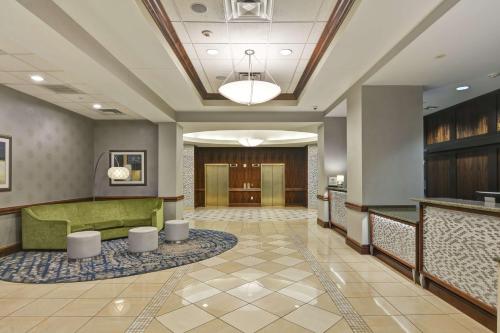 een lobby van een hotel met een groene bank bij Homewood Suites by Hilton Houston Near the Galleria in Houston