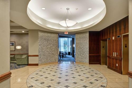 een lobby met een groot tapijt op de vloer bij Homewood Suites by Hilton Houston Near the Galleria in Houston